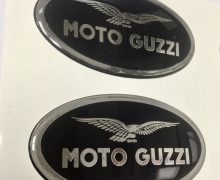 Adesivi in Resina 3D Moto Guzzi Argento su sfondo Nero.