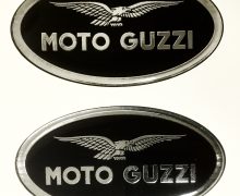 Adesivi in Resina 3D Moto Guzzi Argento su sfondo Nero.